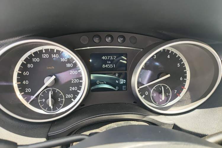 Used Mercedes-Benz R-Class 2015 R 320 4MATIC Luxury Model Odometer Close Up
