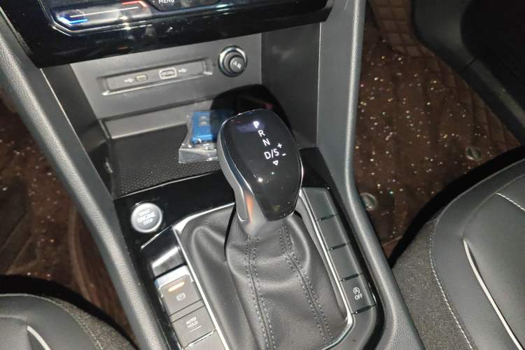 Used Volkswagen Tiguan L 2025 Model, Outstanding Version, 300TSI Automatic Two-Wheel Drive Longteng Edition