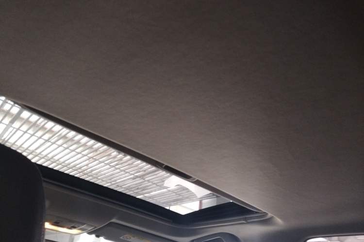 Used Toyota RAV4 2015 2.0L CVT Two-Wheel Drive Fashion Edition Headliner