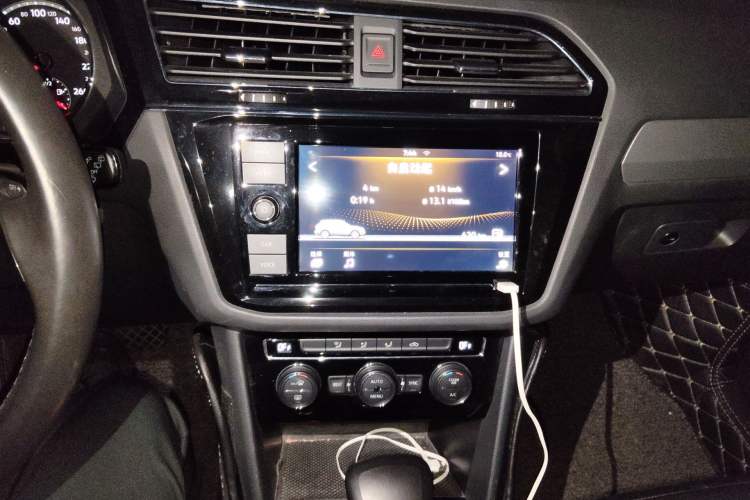 Used Volkswagen Tiguan L 2018 Revised Version 330TSI Automatic Two-Wheel Drive Comfort Edition Audio And AC Panel