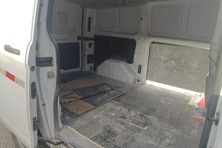 Used Ford Transit 2017 2.0T Diesel Van Short Wheelbase Low Roof China IV Standard
