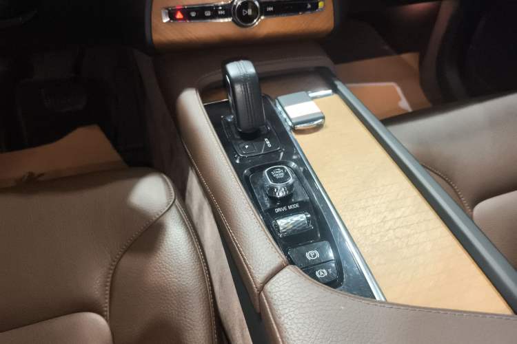 Used Volvo XC90 2021 B5 SmartDrive Luxury Edition 5-seater Gear Lever