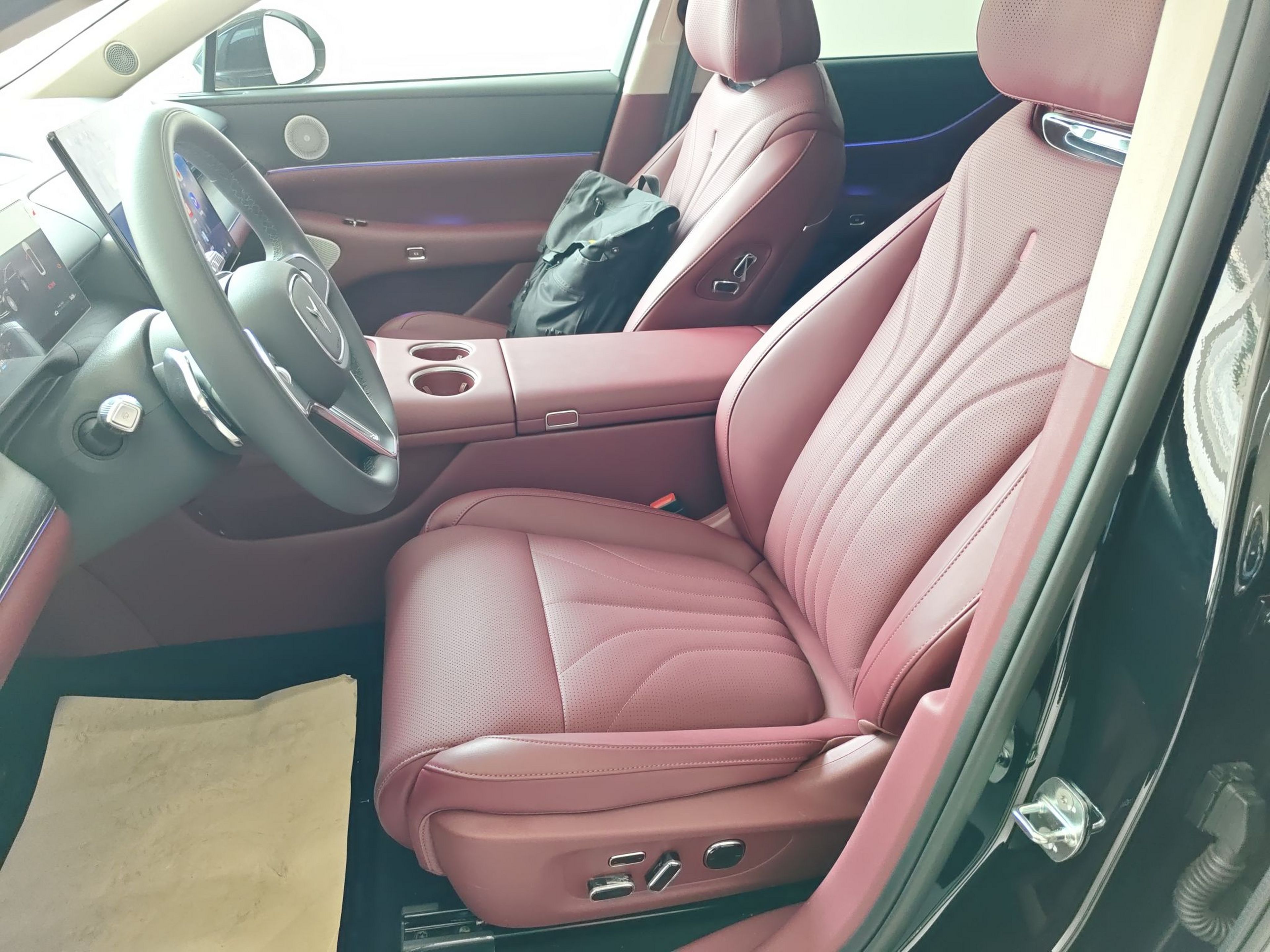 المقاعد الأمامية داخل السيارة