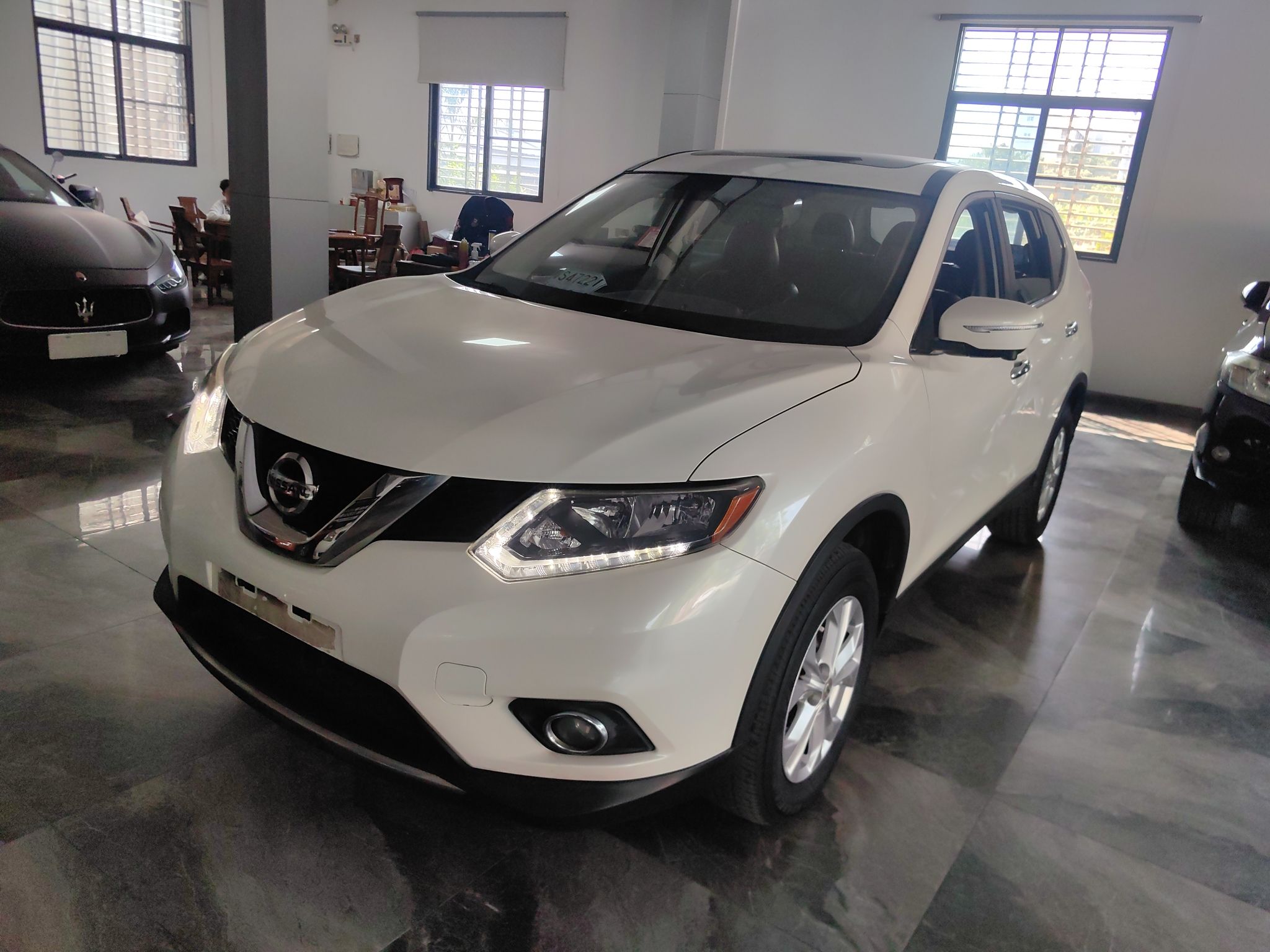 Под передней частью автомобиля