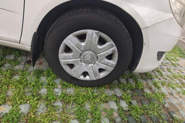 Used Skoda Fabia 2014 1.4L Automatic Crystal Edition Right Front Wheel Hub