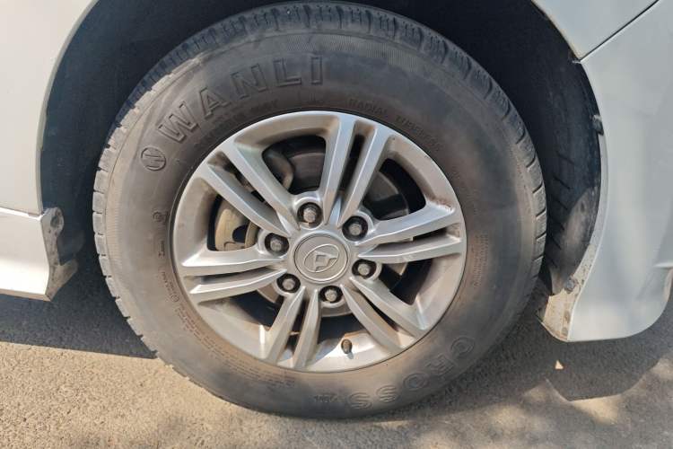 Used SAIC MAXUS G10 2016 2.0T Automatic Fashion Edition Right Front Wheel Hub