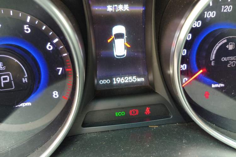 Used Hyundai Grand SantaFe 2013 3.0L 7-Seater Four-Wheel-Drive Comfort Edition Odometer Close Up