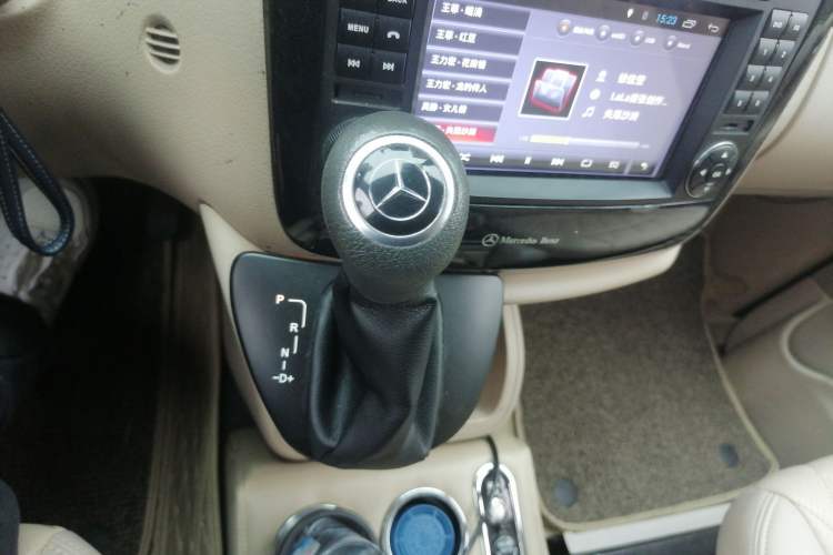 Used Mercedes-Benz Vito 2011 2.5L 7-seater executive version Gear Lever