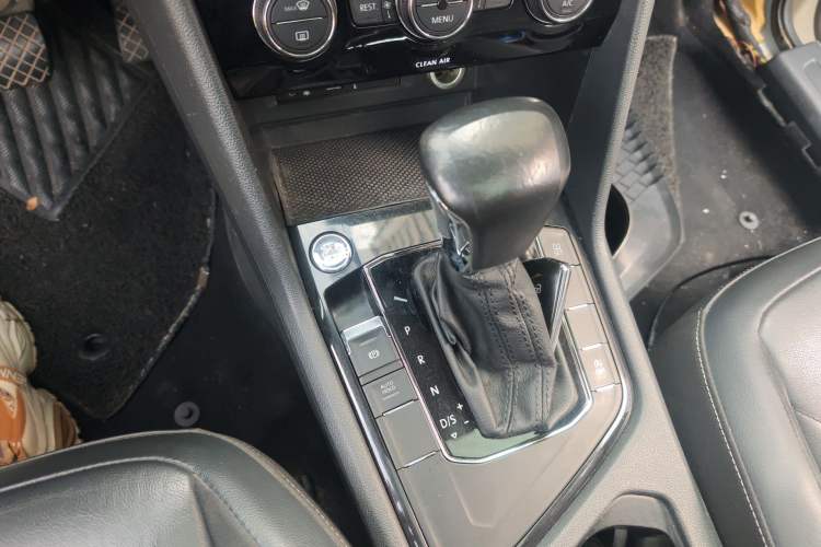 Used Volkswagen Tiguan L 2017 330TSI Automatic Two-Wheel Drive Luxury Edition Gear Lever