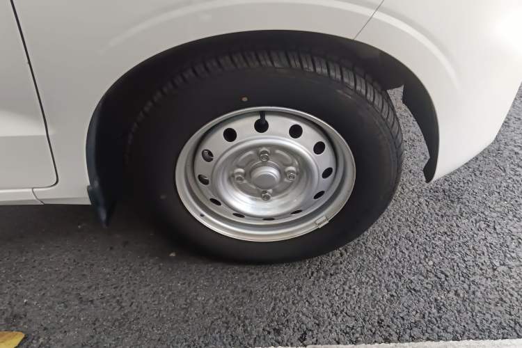 Used Wuling Hongguang V 2022 1.5L Jingqu Edition Electric-Assist LAR Right Front Wheel Hub