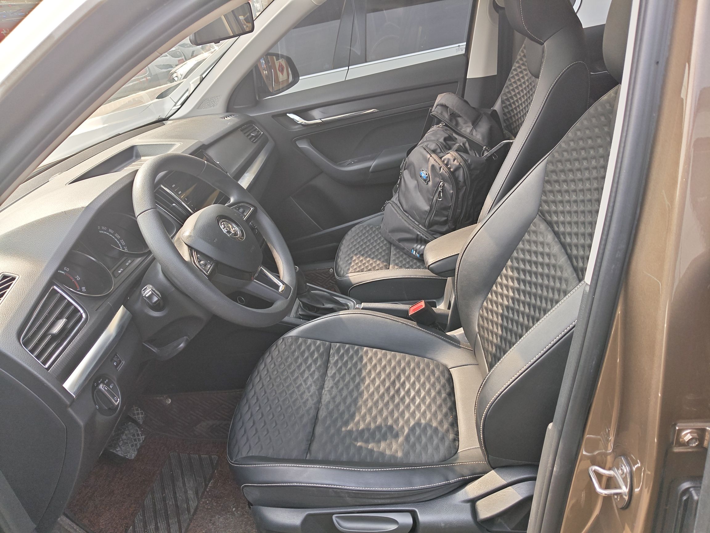 Переднее сиденье в автомобиле