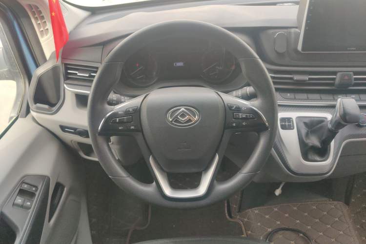 Used SAIC MAXUS Xintu V90 2022 2.0T AMT Yunjie Front-Wheel-Drive Long Wheelbase High-Roof Single-Tire Rear 7-Seater
