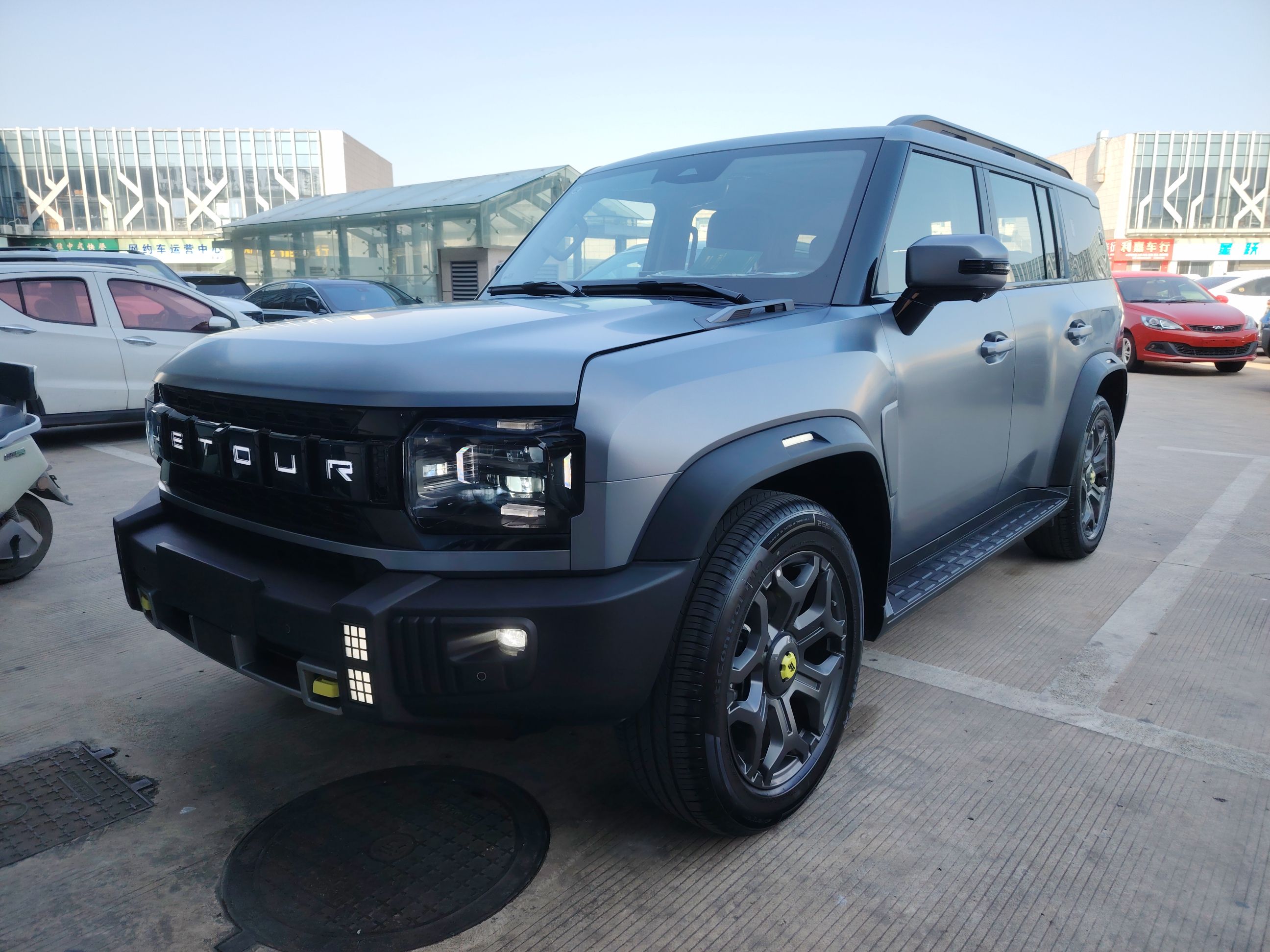 تحت مقدمة السيارة