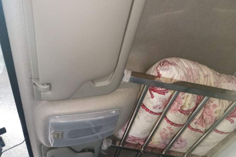 Used SAIC MAXUS Xintu V80 2021 2.0T Manual Classic City Delivery King Short Wheelbase Mid-Roof Design 3 Seats
