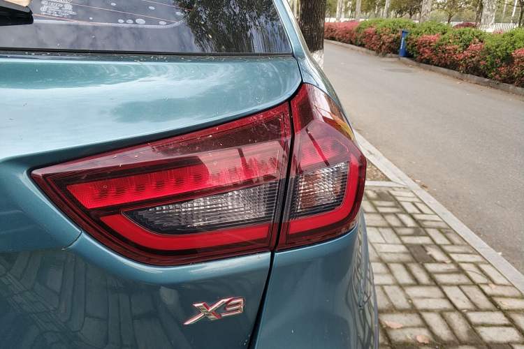 Used Geely Auto Vision X3 2019 Upgraded Model 1.5L CVT Prestige Version Exterior 3