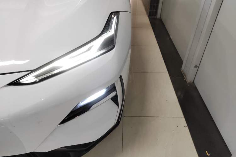 Used Geely Galaxy E8 2024 665 km Range Rear-Drive Starship Long-Range Version Left Front Headlight