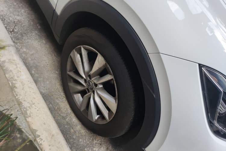 Used Volkswagen T-Cross 2023 300TSI DSG Comfort Edition Right Front Wheel Hub