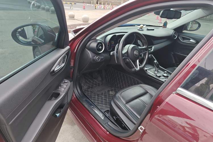 Used Alfa Romeo Giulia 2017 2.0T 280HP Luxury Edition Driver Seat