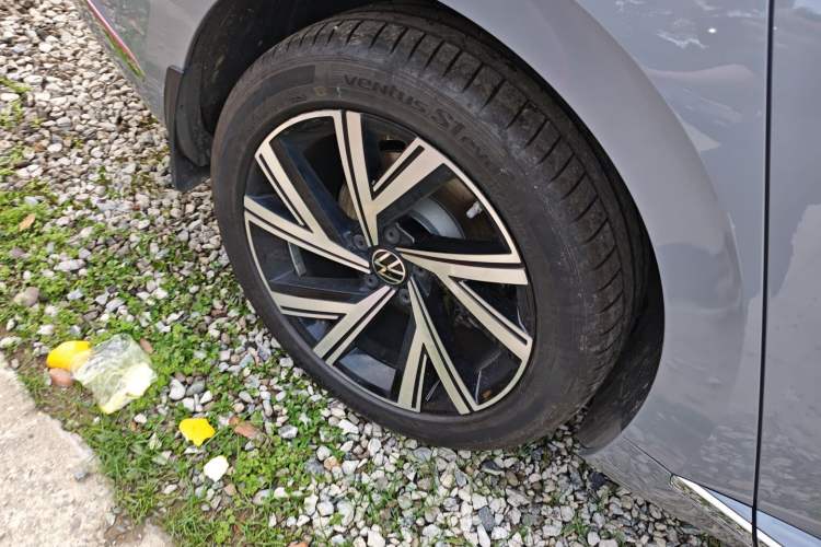 Used Volkswagen FAW-Volkswagen CC 2025 Model, Facelifted, 330TSI, Glamorous—Shared Edition Right Rear Wheel Hub