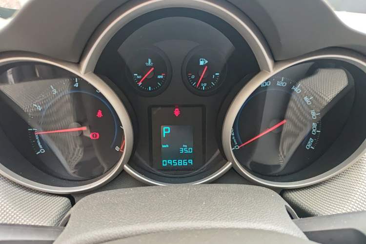 Used Chevrolet Cruze 2013 1.8L SE AT Instrument Cluster