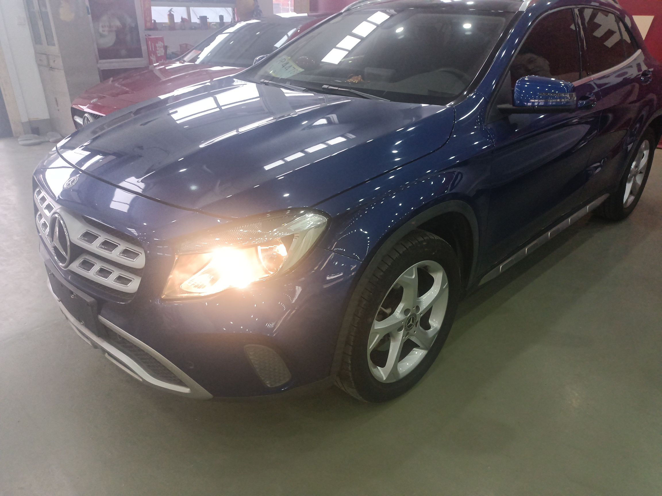 Под передней частью автомобиля