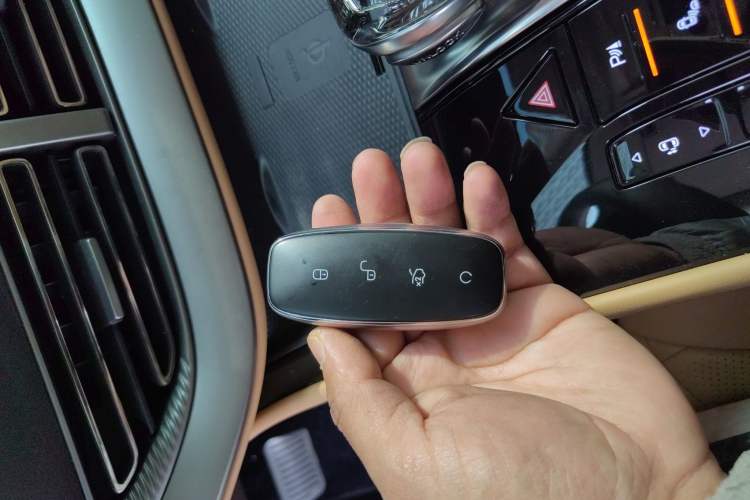 Used Denza D9 2024 DM-i 980 Four-Wheel Drive Prestige Model
