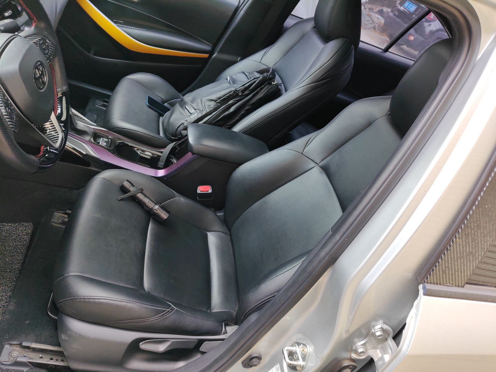 Переднее сиденье в автомобиле