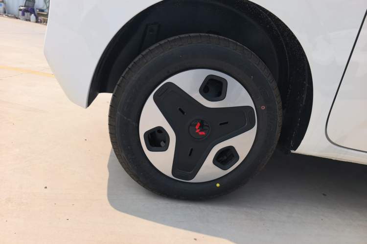 Used Wuling Zhiguang New Energy 2025 Model 305km Ambitious Edition Right Rear Wheel Hub