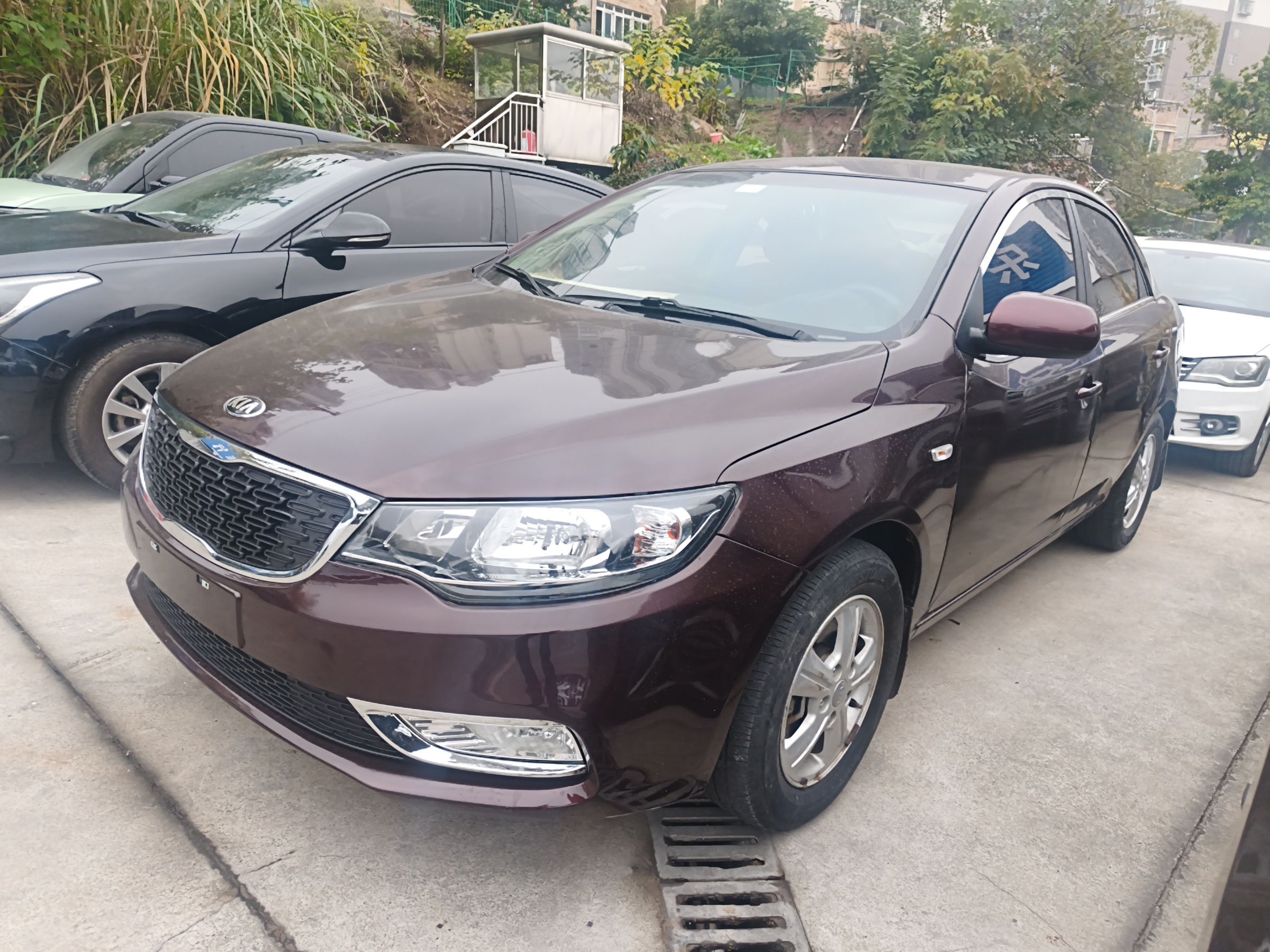 Под передней частью автомобиля