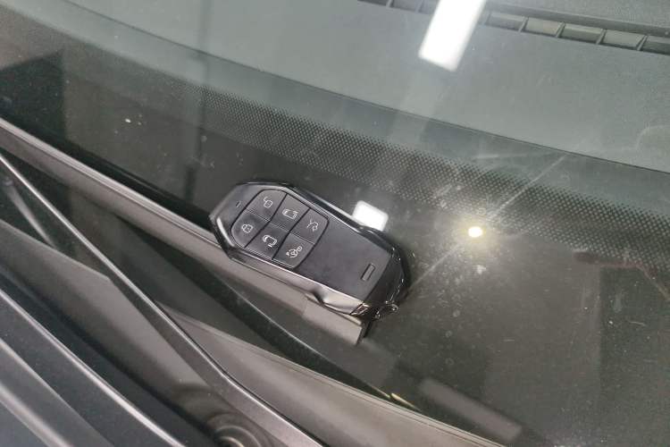 Used XPeng X9 2025 740 Ultra-Long Range Max Interior 1