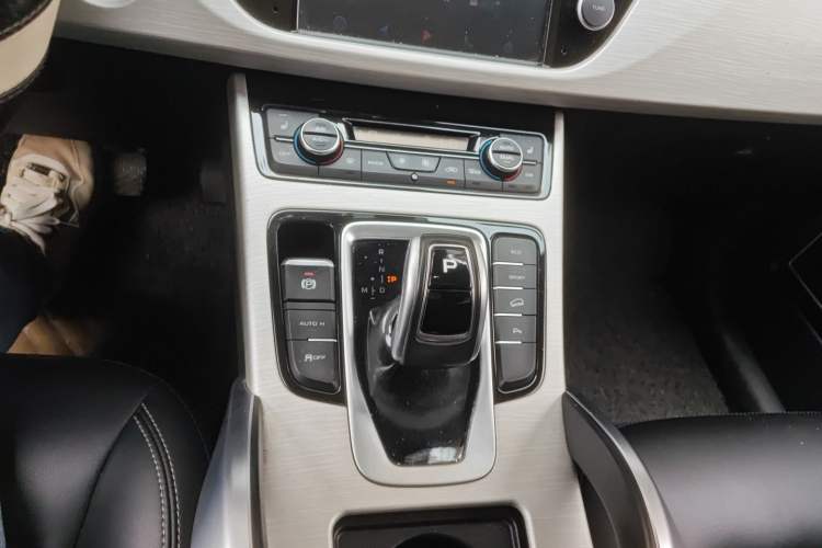 Used Geely Auto Emgrand X7 Sport 2020 1.8TD DCT Two-Wheel Drive Smart Connect 4G-Enabled Version
