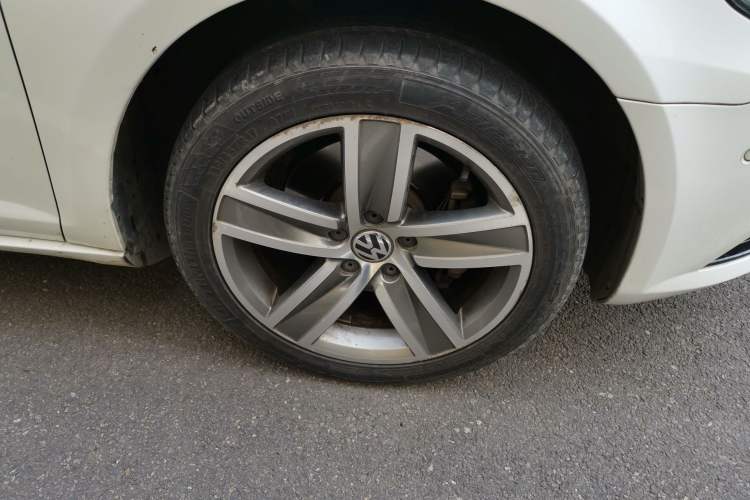 Used Volkswagen FAW-Volkswagen CC 2015 2.0 TSI Luxury Model Right Front Wheel Hub