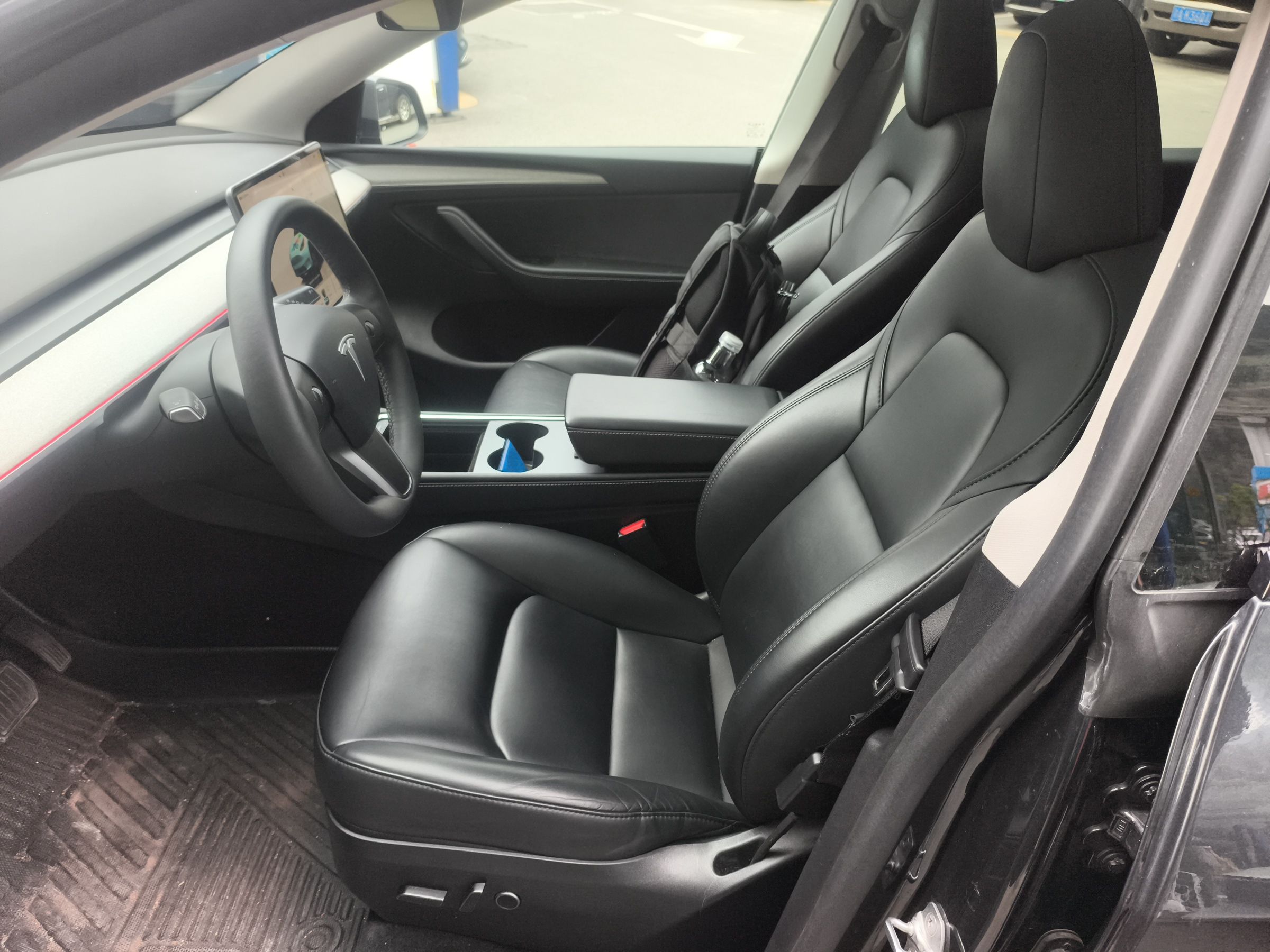 المقاعد الأمامية داخل السيارة