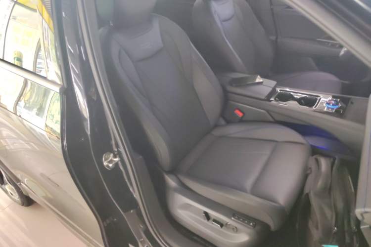 Used Volkswagen Tiguan L 2024 PRO 330TSI Two-Wheel Drive R-Line Smart Edition
