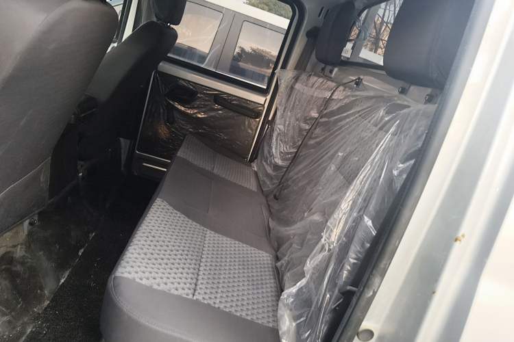 Used Wuling Rongguang New Truck 2023 2.0L Double-Cab Extended-Size Standard Version LJM20B Left Rear Seat