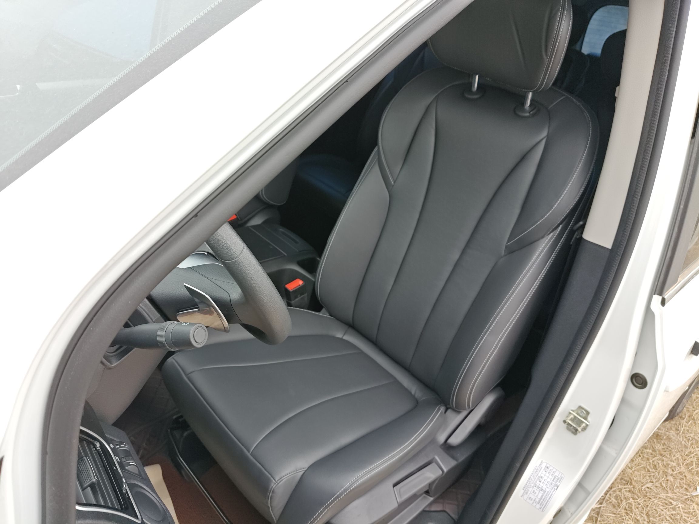 Переднее сиденье в автомобиле