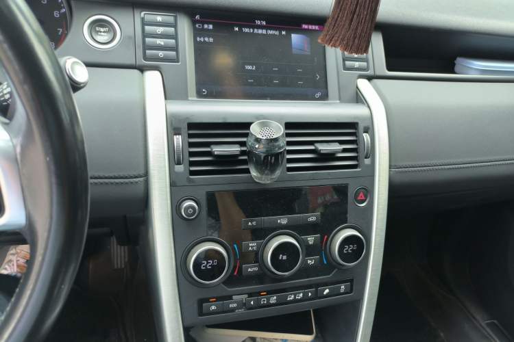 Used Land Rover Discovery Sport 2016 2.0T SE Audio And AC Panel