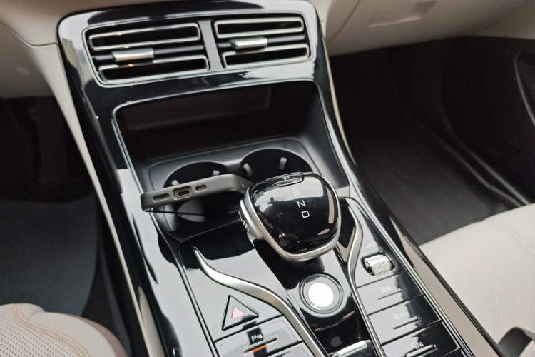 Used BYD Qin PLUS 2024 HONOR Edition DM-i 55KM Leading Model Gear Lever