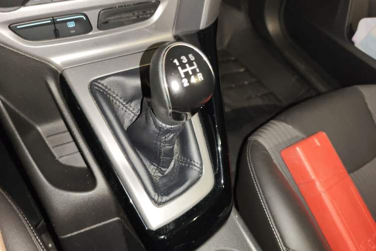 Used Ford Focus 2012 Sedan 1.6L Manual Fashion Edition Gear Lever