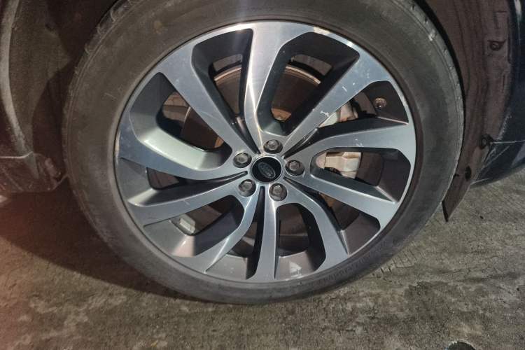 Used Land Rover Discovery Sport 2021 249 PS R-Dynamic S Performance Edition Right Front Wheel Hub