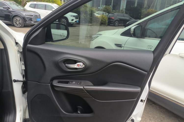 Used Jeep Cherokee 2017 2.0L Superior Edition