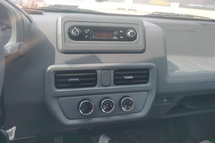 Used Wuling Yangguang 2024 300KM Comfort Version Passenger Van 75kW