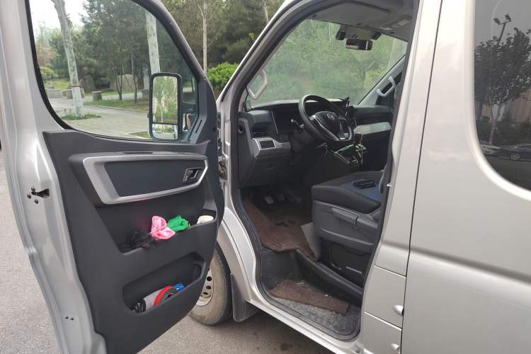 Used Dongfeng Yufeng 2023 V9+ 2.0T Manual Front-Wheel-Drive Multi-Function Mid-Roof Van with 7/8/9 Seats
