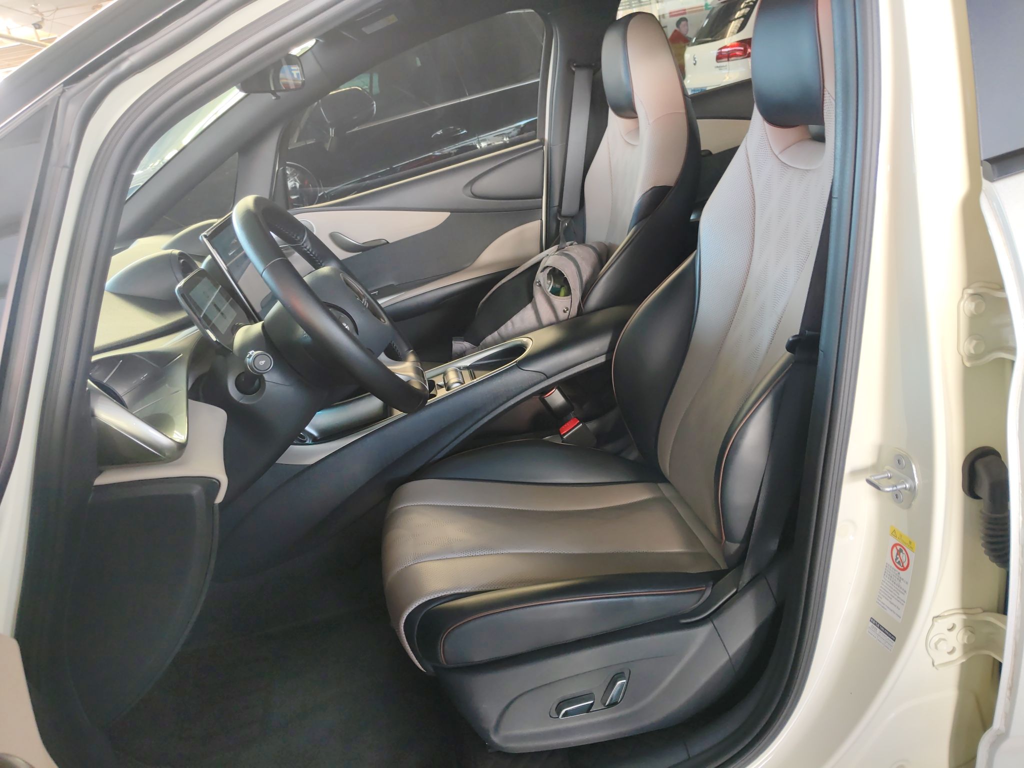 Переднее сиденье в автомобиле