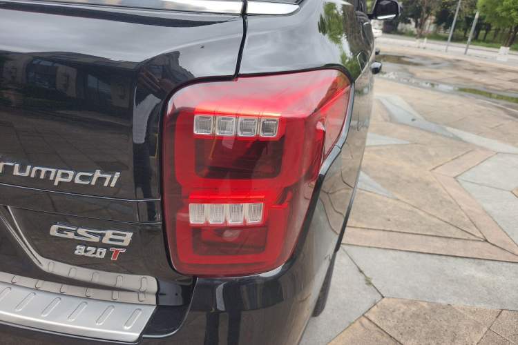 Used GAC Trumpchi GS8 2017 320T Two-Wheel Drive Luxury Smart Connectivity Version (7 Seats) Right Rear Taillight