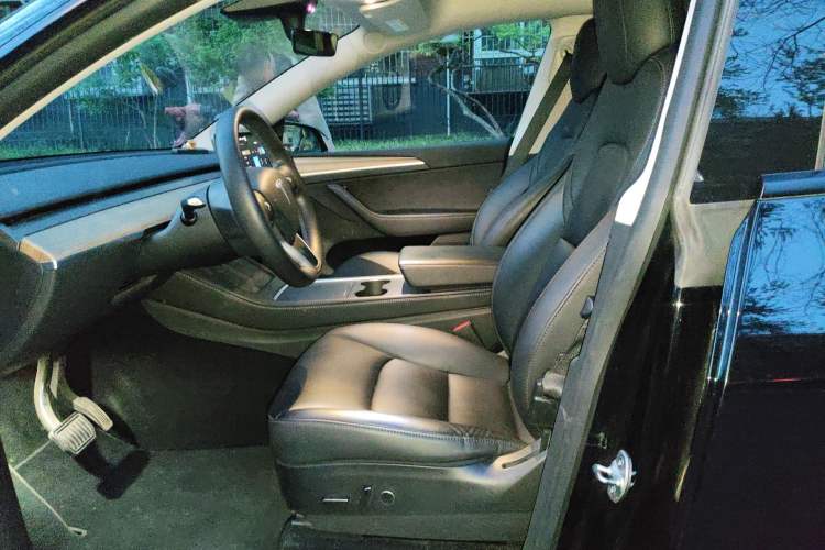 Used Tesla Model Y 2022 Long-Range All-Wheel-Drive Version Left Front Seat