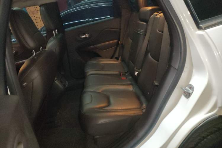 Used Jeep Cherokee 2016 2.0L Superior Edition