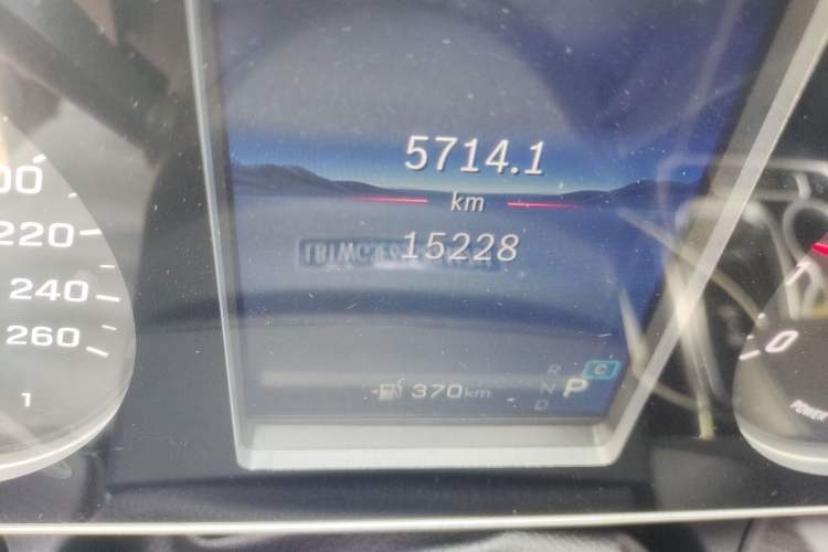 Used Mercedes-Benz Vito 2024 2.0T Elite Version 7 Seats Odometer Close Up