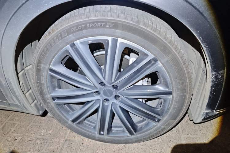 Used Hima Luxeed R7 2025 Range-Extended Version 251 km Max Right Front Wheel Hub