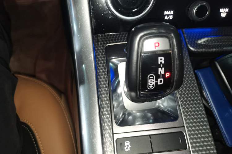 Used Land Rover Range Sport 2021 3.0 L6 YAO Black Edition Gear Lever